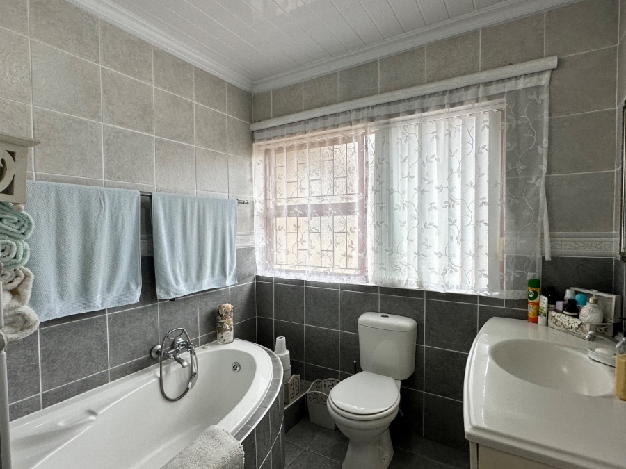 4 Bedroom Property for Sale in Hartenbos Heuwels Western Cape